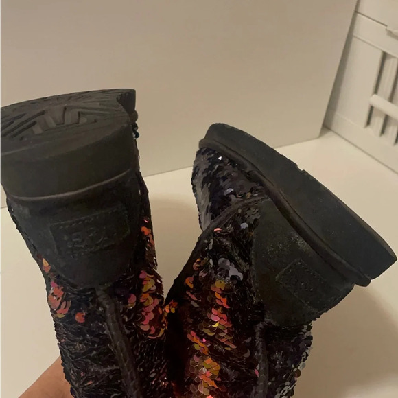 Uggs beautiful rose gold and black color sequin boots - Picture 12 of 16